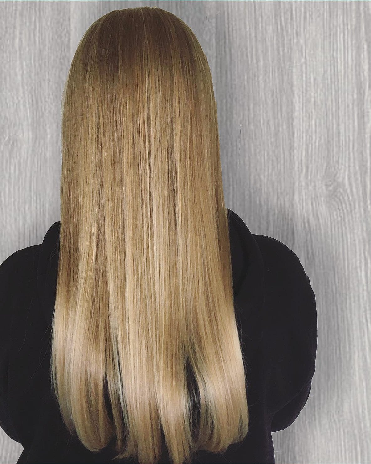 Lang, steil haar dat van donkerblond naar lichtblond verloopt